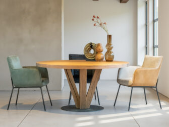 Eetkamerstoel Bavaro - achterkant bull eco leder caramel - voorkant fusion shell Eetkamerstoel in naturel tinten velvet stof met zwarte poten