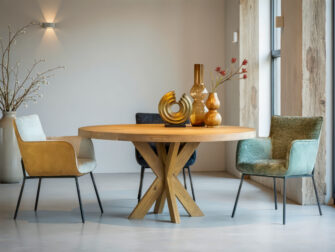 Eetkamerstoel Bavaro - achterkant bull eco leder thyme - voorkant fusion thyme Comfortabele groene eetkamerstoel met moderne uitstraling en smalle pootjes