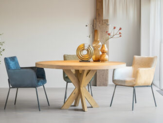 Eetkamerstoel Bavaro - achterkant bull eco leder caramel - voorkant fusion shell Luxe eetkamerstoel in licht velvet met metalen poten