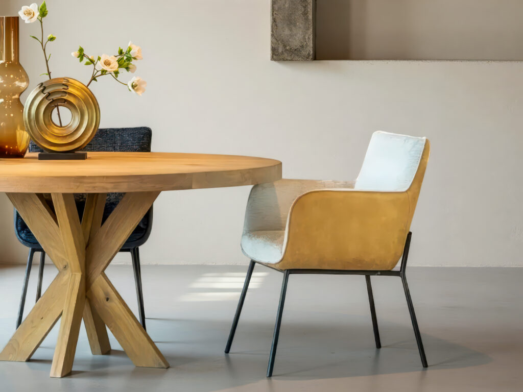 Eigentijdse duo-opstelling van stoffen stoelen in warme tinten