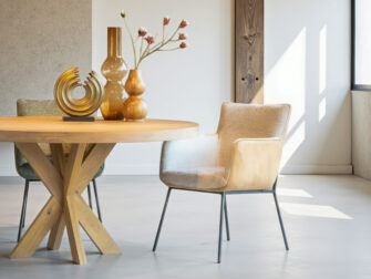 Combinatie van eetkamerstoelen in caramel bruin en wit met strakke poten