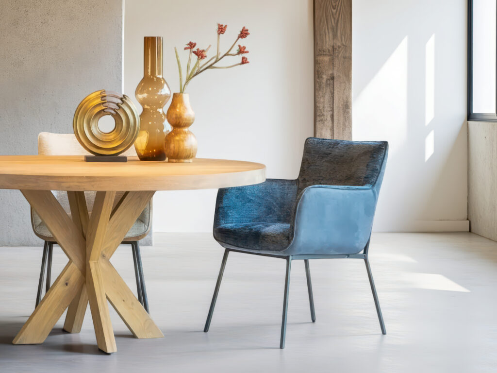Combinatie van eetkamerstoelen in blauw met armleuning