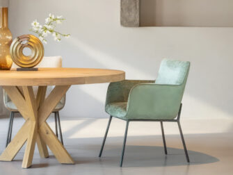 Eetkamerstoel Bavaro - achterkant bull eco leder thyme - voorkant fusion thyme Luxe eetkamerstoel in groene stof met zwarte poten