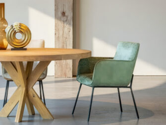 Eetkamerstoel Bavaro - achterkant bull eco leder thyme - voorkant fusion thyme Moderne groene eetkamerstoel met zachte zitting en strakke lijnen