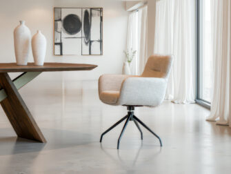 Modieuze eetkamerstoel met X-vormig draaionderstel in zwart staal en boucle bekleding