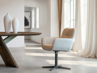 Luxe draaistoel met gestoffeerde zitting in tweekleurig design en zwart metalen stervoet