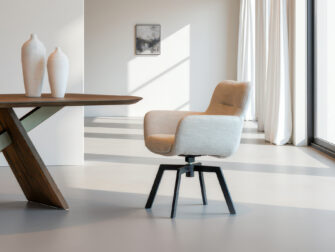 Eetkamerstoel met armleuningen, witte kuip en matzwarte pootconstructie