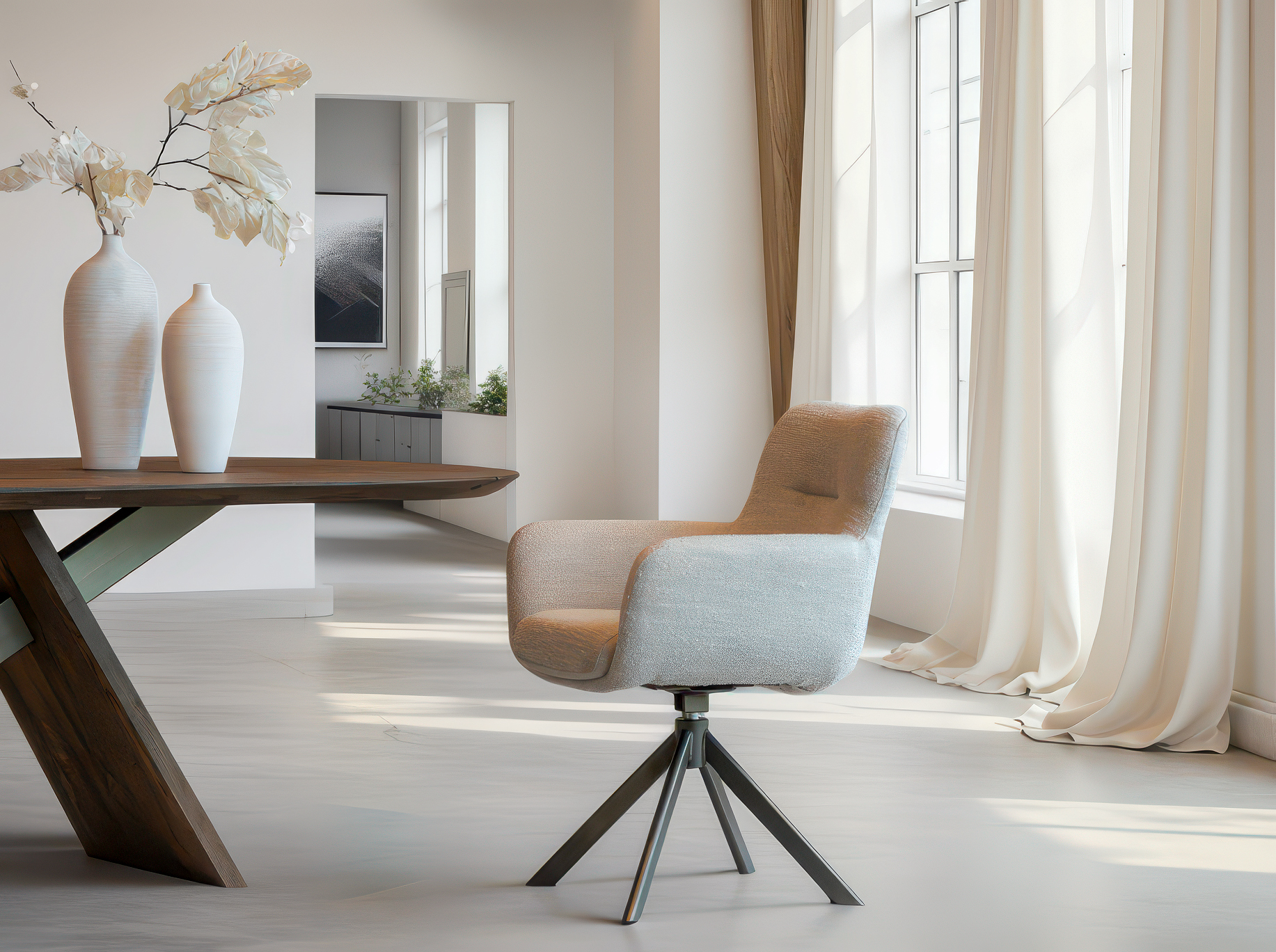 Eigentijdse eetkamerstoel met zachte stoffering en bruin kleurige stalen kruisvoet