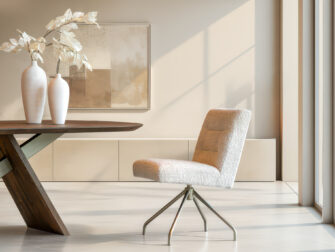 Designstoel met zachte bekleding en strakke lijnen