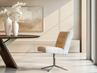 Gestoffeerde stoel met vierpoots draaivoet in eigentijdse stijl