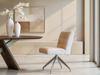 Minimalistische stoel met zachte zitting en rugleuning