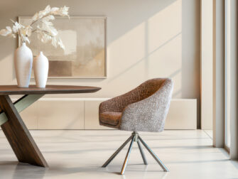 comfortabele eetstoel met armleuningen en moderne look