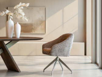 Tijdloze stoel met zachte zitting en strakke metalen poten