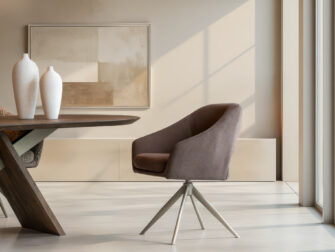 Luxe gestoffeerde stoel met armleuningen en minimalistisch onderstel