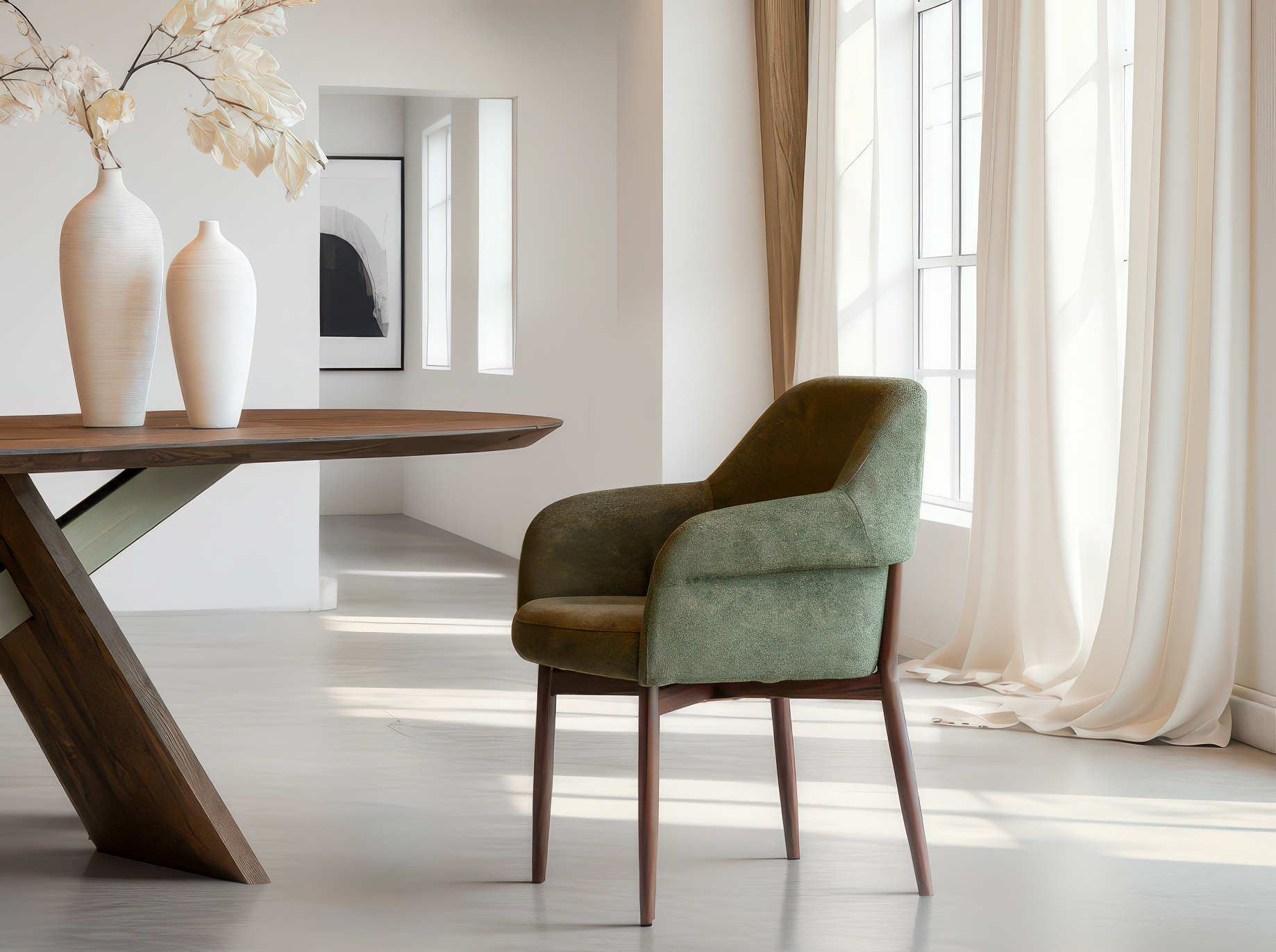 Groene fluwelen eetkamerstoel met elegante houtkleurige metalen poten