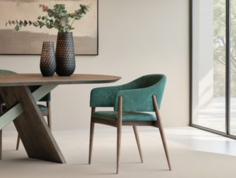 Designstoel met afgeronde rugleuning en zichtbare houten poten