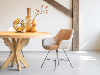 Leren kuipstoel met armleuningen en slank metalen onderstel