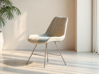 Kuipstoel met elegante vorm en stevige poten