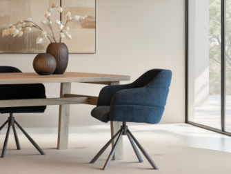 Eetkamerstoel met comfortabele kuipzitting en draaibare metalen poot