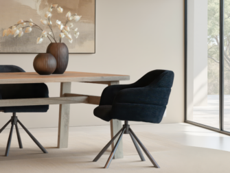 Donkerblauwe designstoel met zachte bekleding en moderne uitstraling