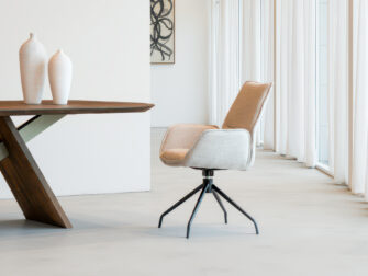 Eetkamerstoel met kruispoot onderstel en zachte stoffering in de kleur cream