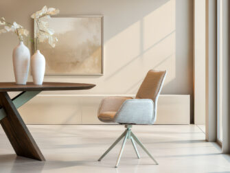 Eetkamerstoel met hoge rugleuning en draaibare metalen poot