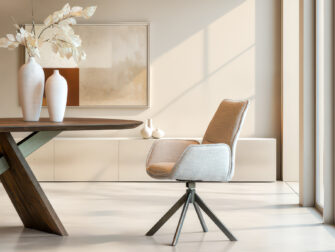 Designstoel met gestroomlijnd silhouet en comfortabele armleuningen