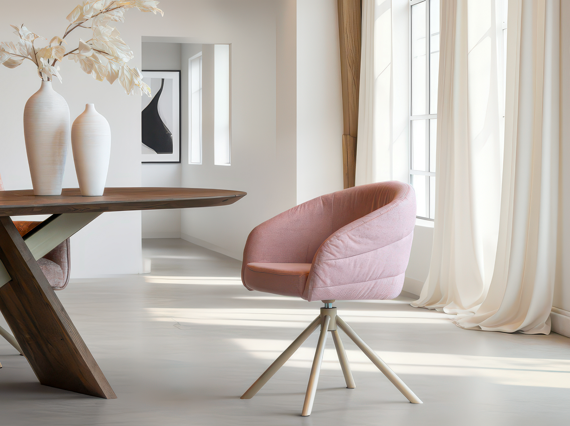 Eetkamerstoel met opvallend roze fluweel en draaibaar spinpoot onderstel in beige gekleurd staal voor een elegante look