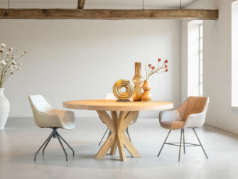 Beige eetkamerstoel met armleuningen en metalen poten