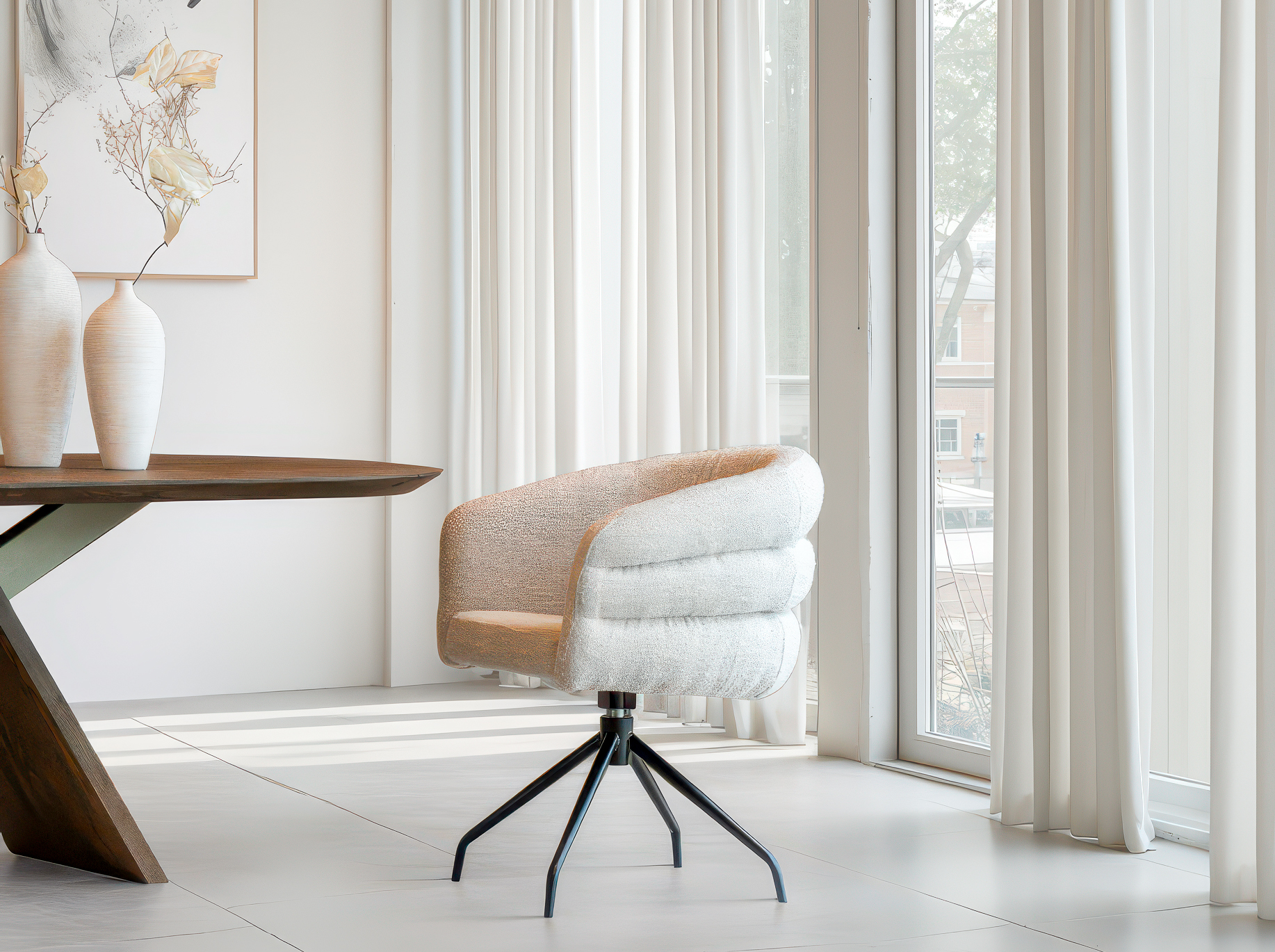 Design eetkamerstoel met fijne belijning, voorzien van draaibare zwart metalen spinpoot en een warme lichtbruine zitting