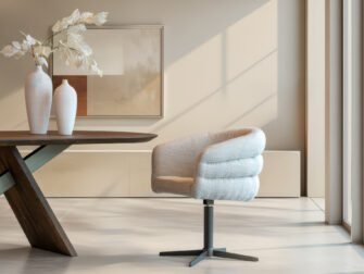 Luxe eetkamerstoel met zachte bekleding en stijlvol onderstel