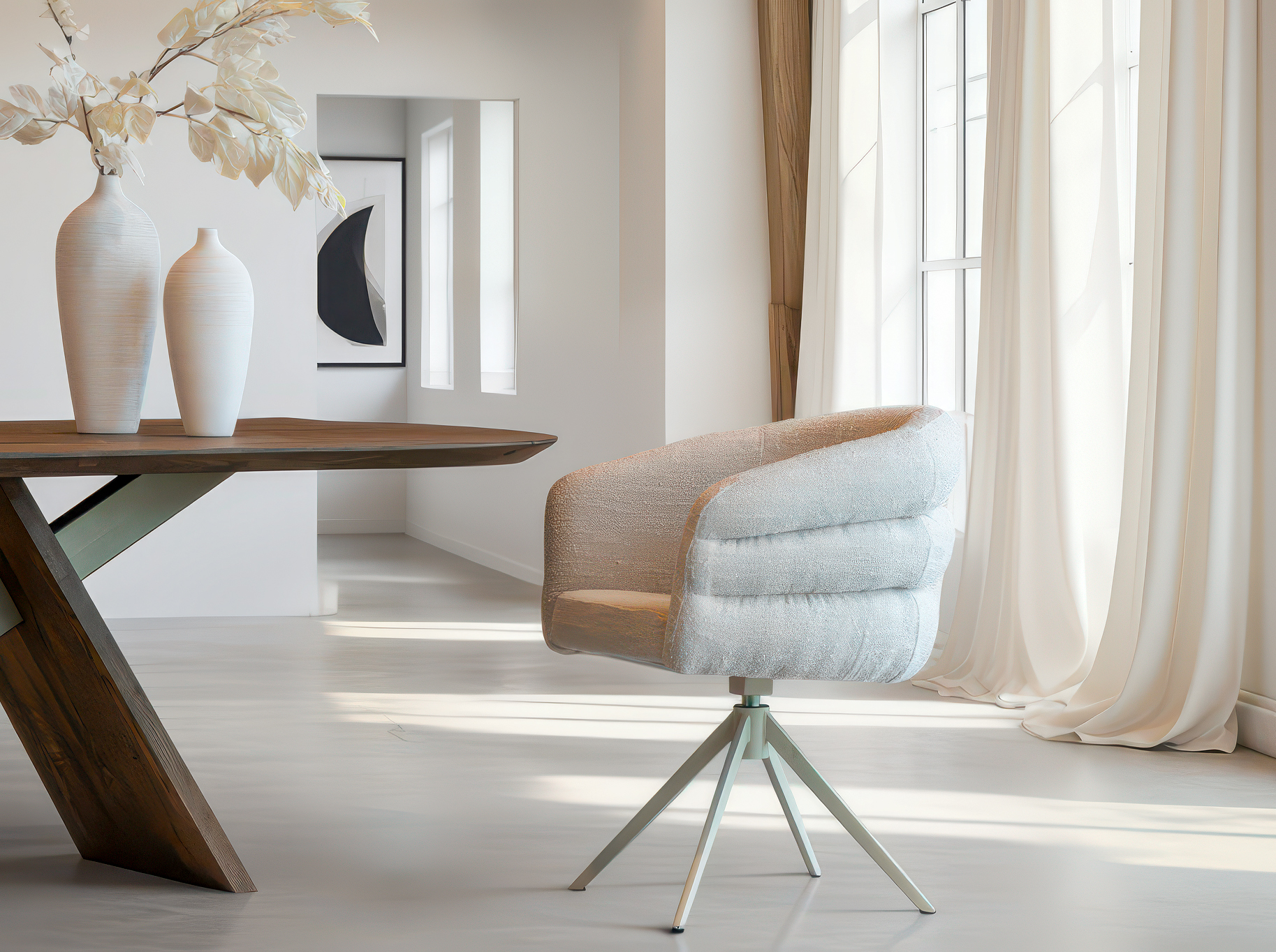 Eetkamerstoel met draaibare beige spinpoot en diepe kussens voor extra comfort in een warme crèmekleur