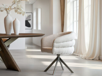 Trendy eetkamerstoel met zachte schelpzitting en spinpoot onderstel in anodic bruin, bekleed in lichtbeige fluweel