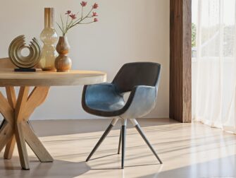 Donkerblauwe eetkamerstoel met comfortabele kuipzitting en designpoten