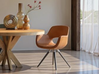 Comfortabele eetkamerstoel in cognac kleur met ronde poten