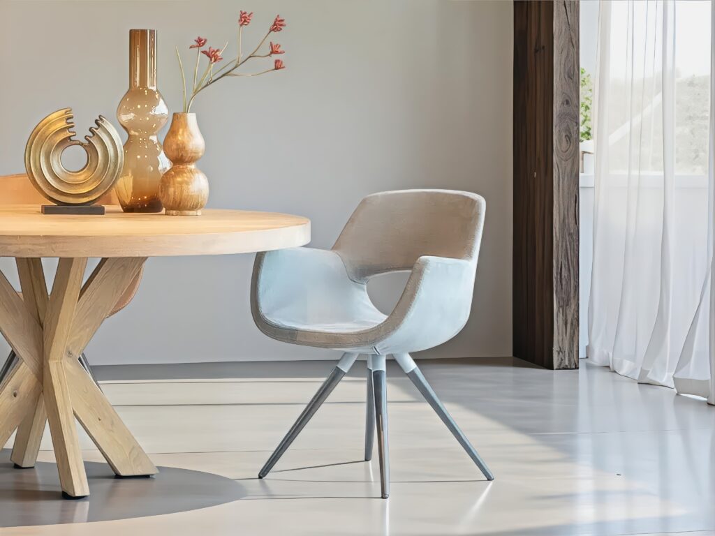 Moderne eetkamerstoel in lichtgrijze stof met metalen onderstel