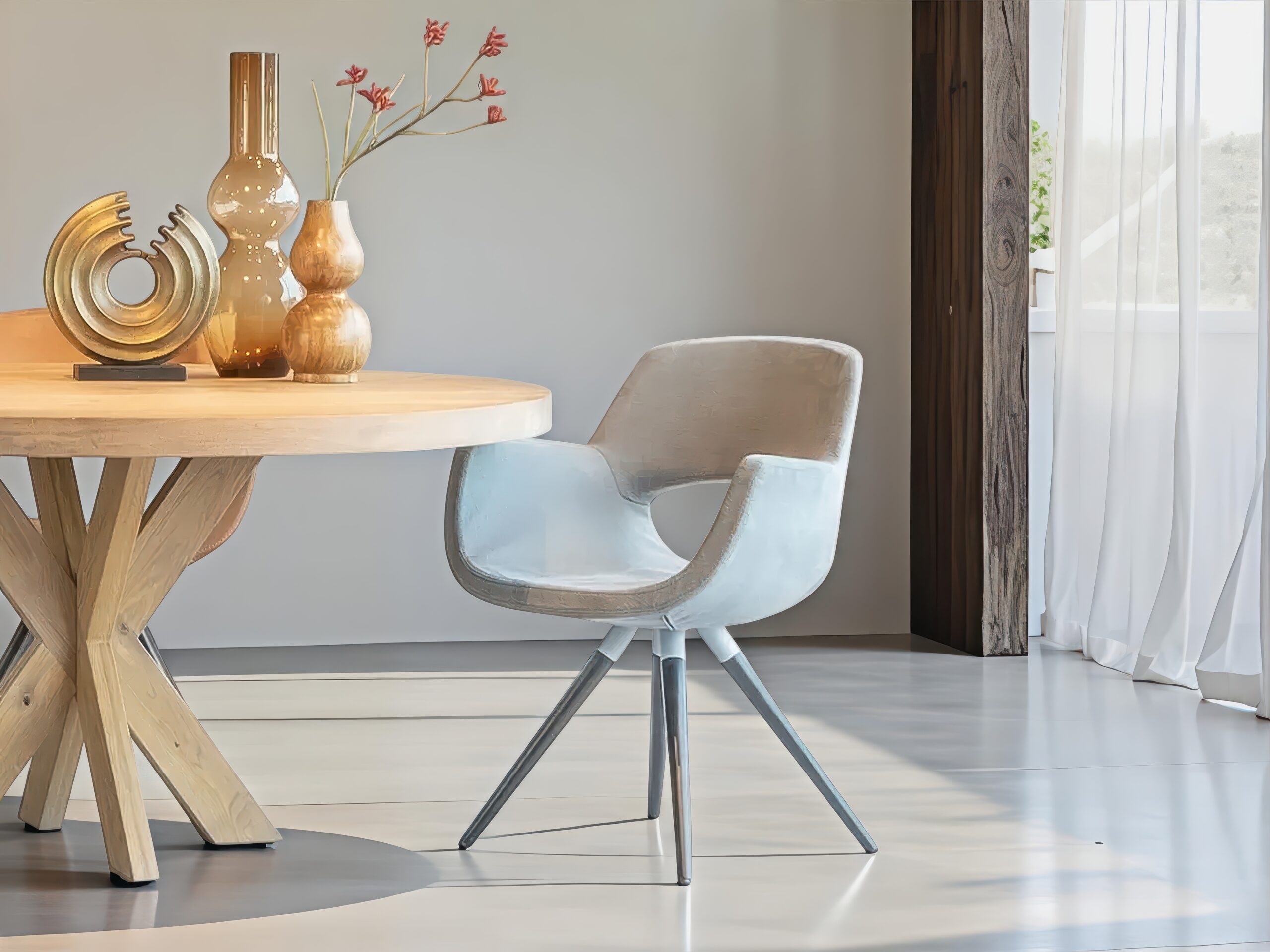 Moderne eetkamerstoel in lichtgrijze stof met metalen onderstel