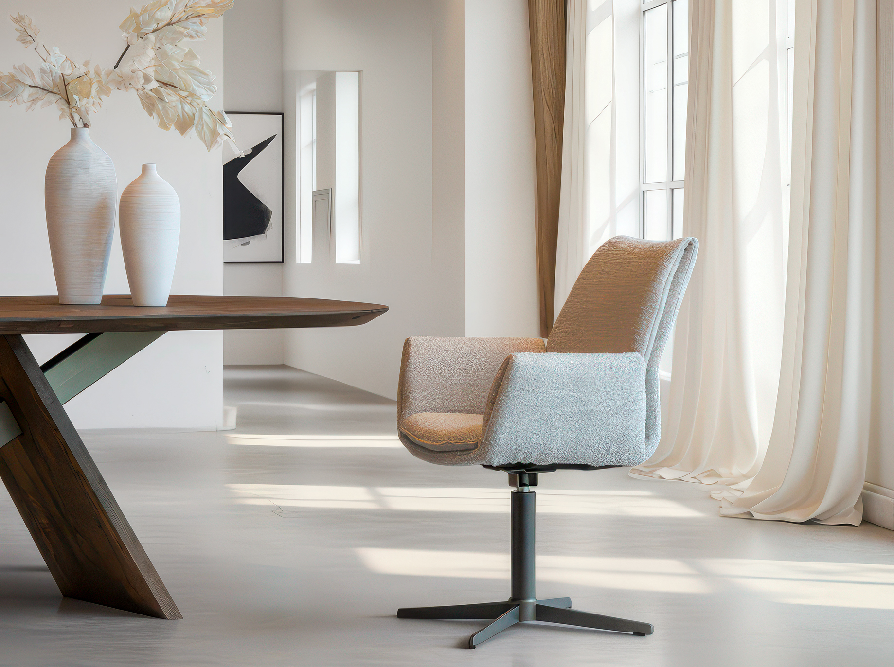 Eetkamerstoel met moderne uitstraling en kruisvormig zwart metalen onderstel, bekleed met een zachte beige-taupe stof