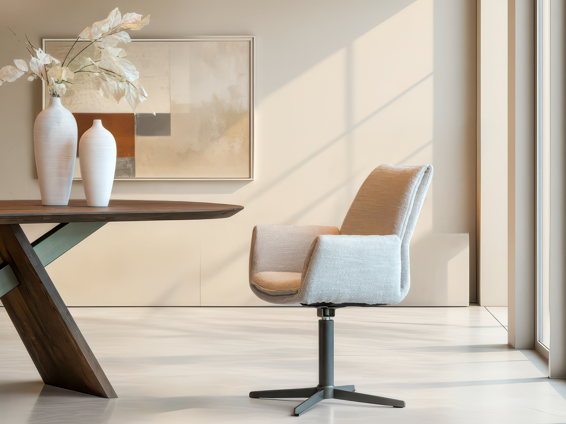 Comfortabele draaistoel met een combinatie van stof en strakke lijnen