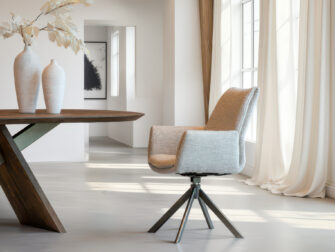 Design eetkamerstoel in zandkleurige stof met hoge rug en bruin metalen draaipoot
