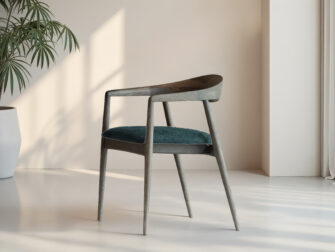 Scandinavische eetkamerstoel met moderne uitstraling en zitcomfort in donkerblauw