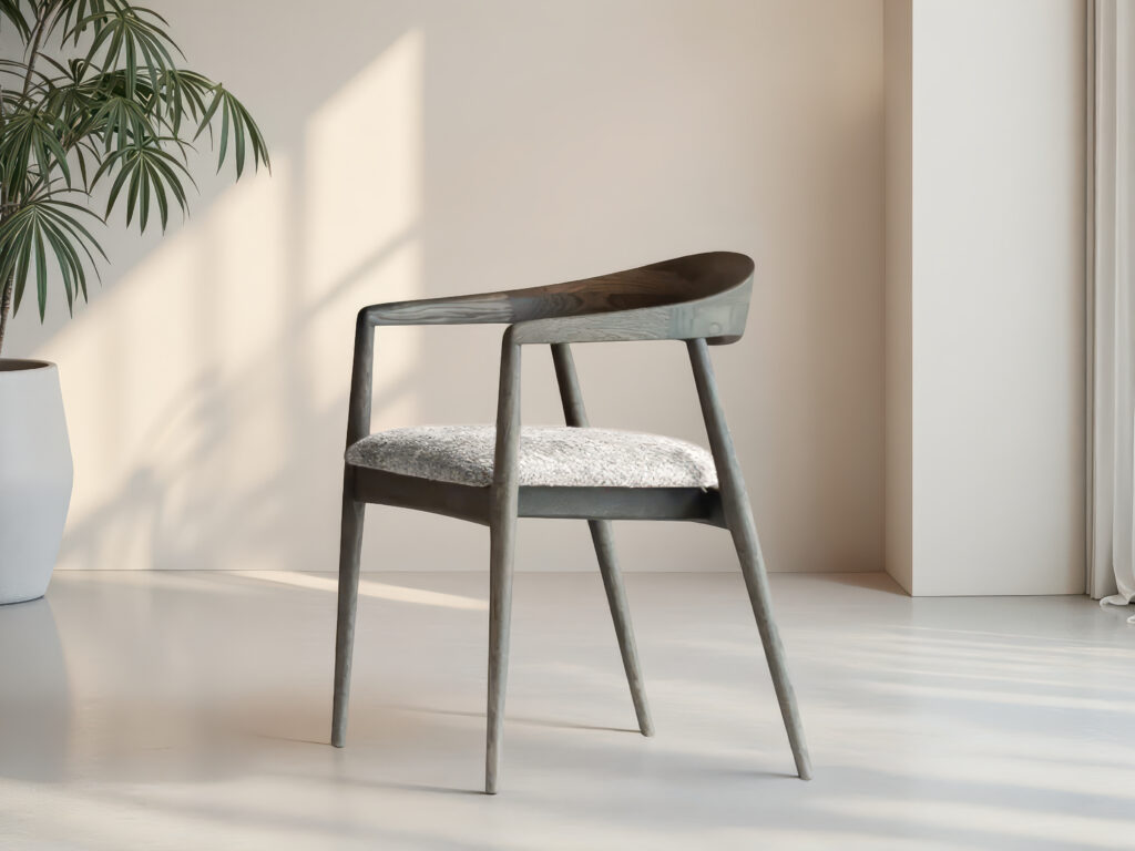 Minimalistische stoel bekleed in comfortabele ecru zitting