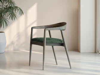 houten stoel met strak ontwerp met bos groene zitting