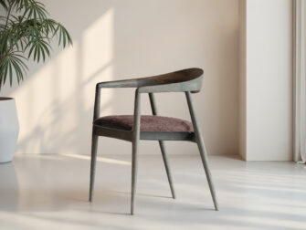 Houten eetkamerstoel bekleed met bouclé lilac zitting