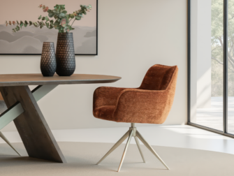 Gestoffeerde stoel met elegante lijnen en draaibare poot