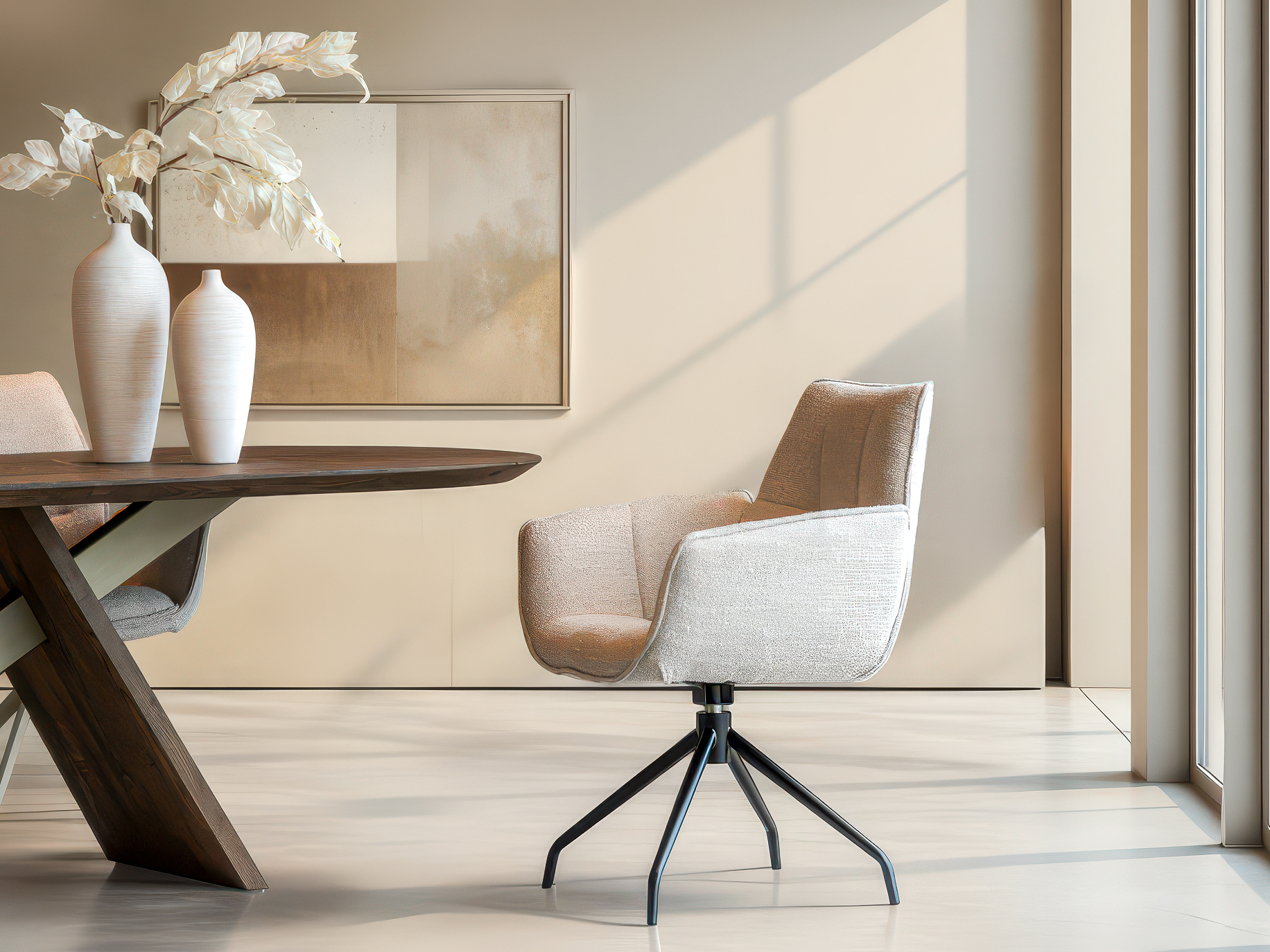 Trendy eetstoel met brede rugleuning en subtiele details