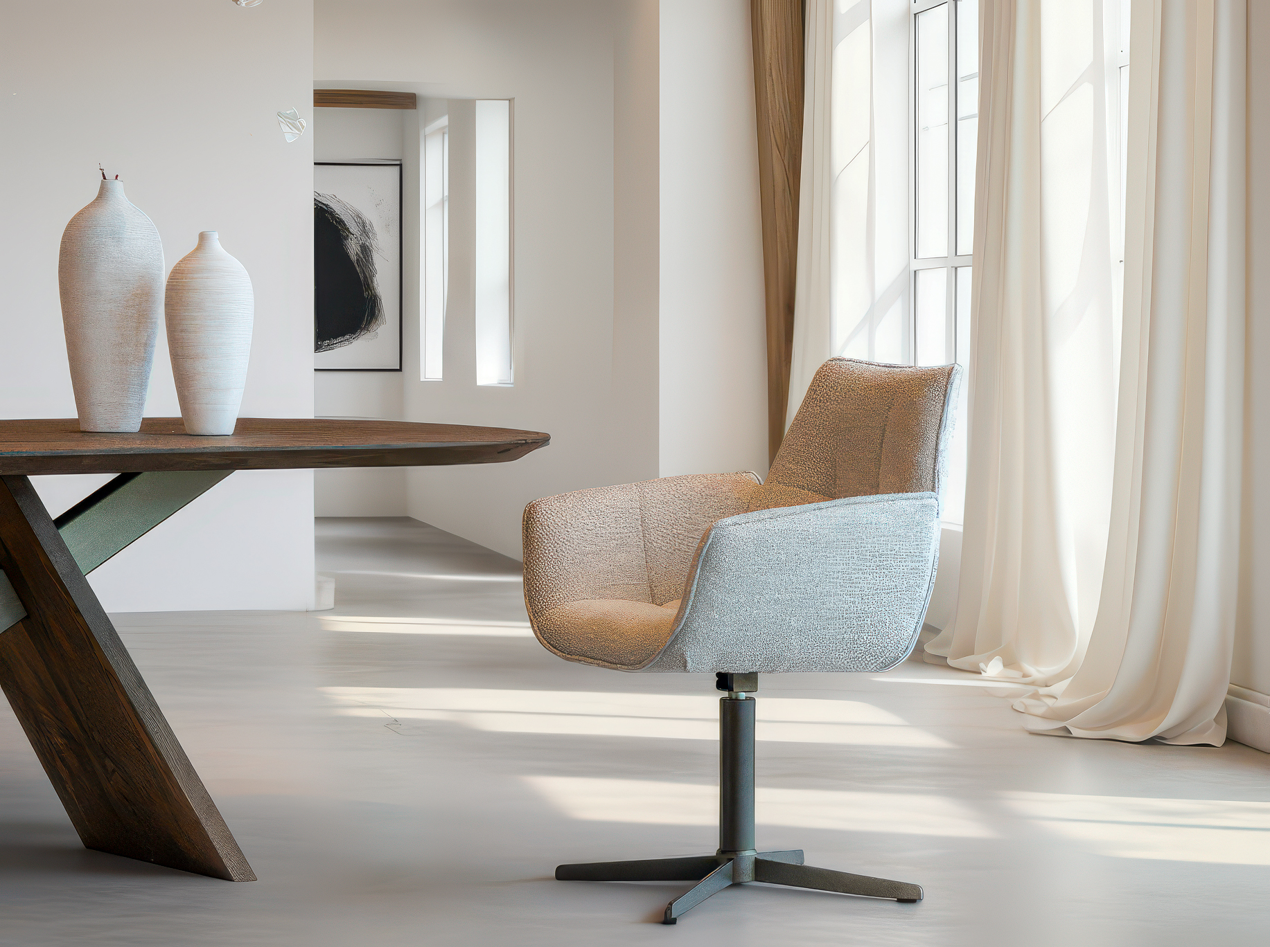 Moderne eetkamerstoel met zachte zandkleurige bekleding en een anodic bruin draaibaar steronderstel