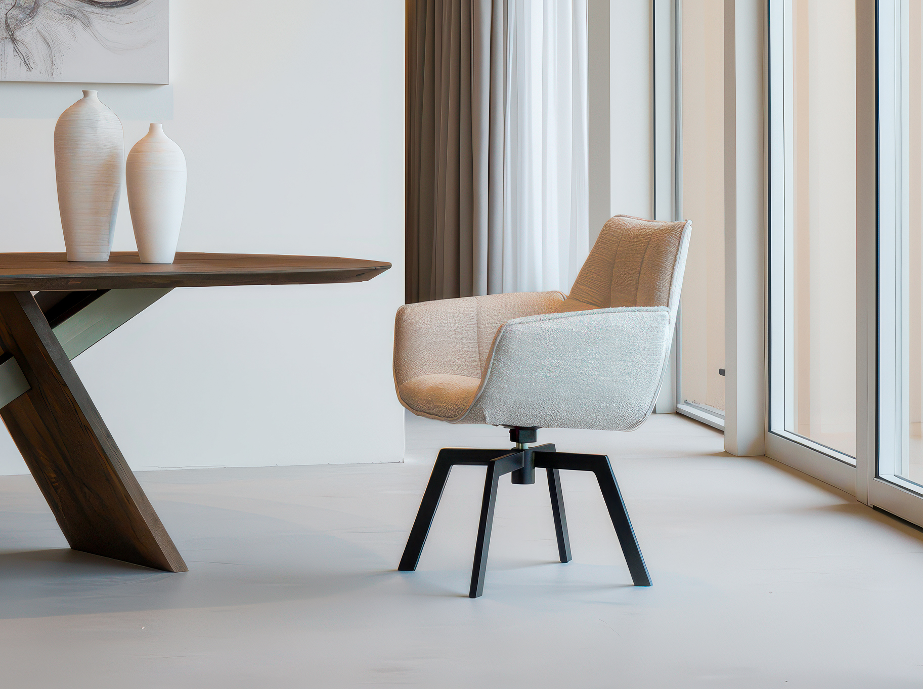 Eetkamerstoel met zachte stoffering in licht taupe op een stevig zwart buisframe