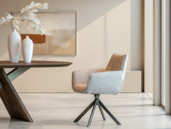 Statementstoel met zachte afwerking en industriële pootconstructie