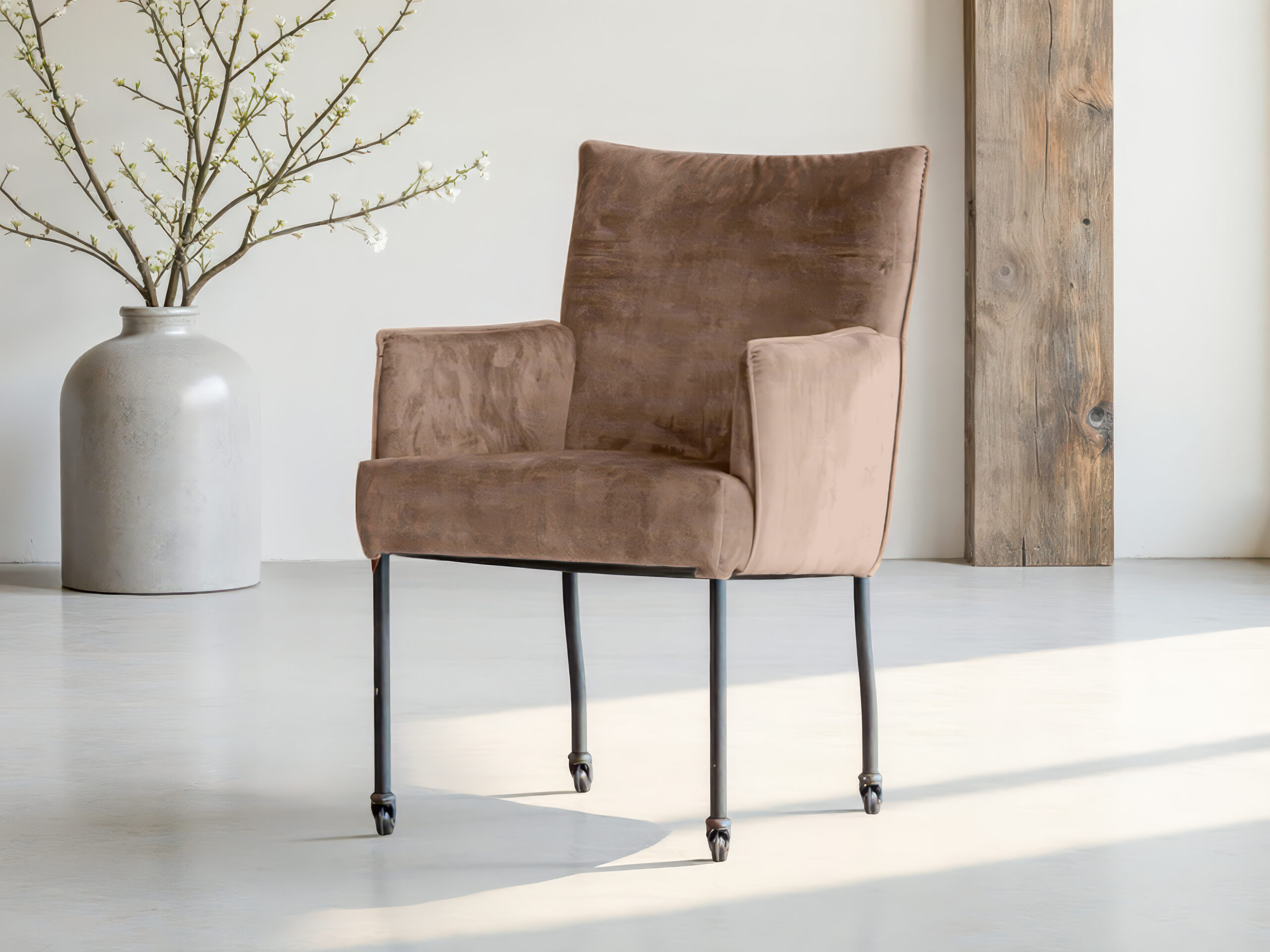 Gestoffeerde eetkamerstoel met strakke metalen poten